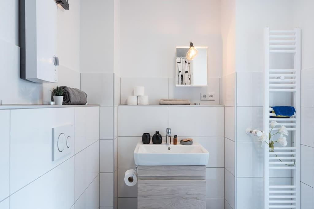 - Nice New York Apartment In The Heart Of Duisburg - Betten & Sofa - 5 Mins Central Station Hbf - Big Tv & Wifi - Exterior foto